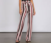 Gestreifte und stylische Hose mit Bindegürtel